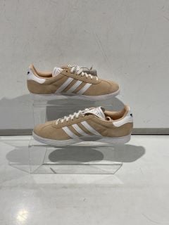 ADIDAS GAZELLE W SIZE 5 & SKECHERS ON THE GO FLAWLESS SIZE 5