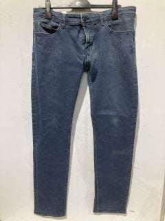 BOX OF MEN'S CLOTHES TO INCLUDE HUGO BOSS BLUE STRETCH FIT JEANS SIZE 36/32