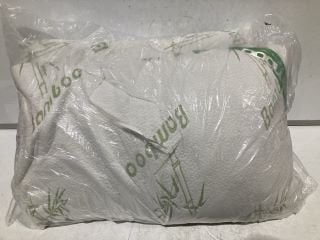 BOX OF BEDDING TO INCLUDE BAMBOO PREMIUM PILLOWS