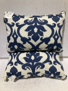 4 PILLOW PERFECTION CUSHIONS IN BASALT TO NAVY