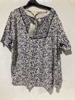 BOX OF WOMEN'S CLOTHING TO INCLUDE LIVE UNLIMITED SPRIG PRINT COTTON SLUB SHIRT SIZE 20