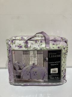 BOX OF ITEMS TO INCLUDE SUPER KING BEDSPREAD 275CM X 255 CM INCLUDE 2 PILLOW SHAMS