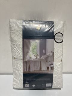 BOX OF ITEMS TO INCLUDE APPLE TREE HERITAGE LUXURY WOVEN JACQUARD KING SIZE DUVET SET 230CM X 220CM