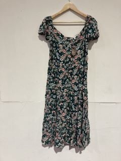 BOX OF PREMIUM DESIGNER APPAREL TO INCLUDE APRICOT GREEN FLORAL MIDI DRESS SIZE 10 RRP £30