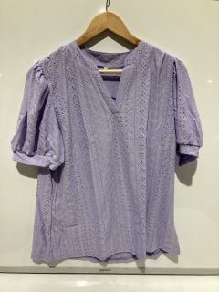 BOX OF ASSORTED WOMEN'S 160535 INCLUDING LILAC PATTERNED TOP