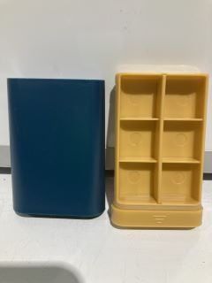 BOX OF PLASTIC PILL ORGANISERS