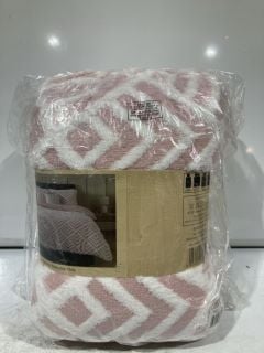 BOX OF ITEMS TO INCLUDE COSY AND SOFT KING DUVET SET AND BEES & CO BEE KEEPER SUIT