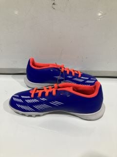 1 X  CHILDRENS ADIDAS PREDATOR BLUE AND ORANGE SIZE UK 2