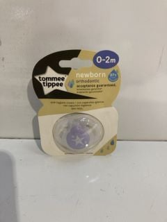 BOX OF ASSORTED ITEMS TO INCLUDE TOMMEE TIPPEE DUMMIES 0-2M