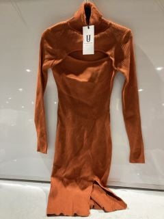 BOX OF ASSORTED ITEMS TO INCLUDE FOREVER UNIQUE COLLECTION ORANGE TURTLE NECK RRP £190