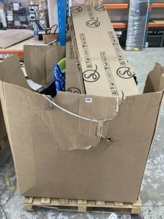 PALLET OF VARIOUS ITEMS INC. MICROWAVE (SMASHED/SALVAGE/SPARES)