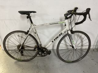 TREK WHITE/GREEN HYBRID BIKE - MPSS3341894 (VAT ONLY PAYABLE ON BUYERS PREMIUM)