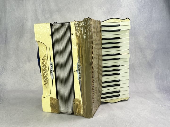 Hohner Carmen 2 Piano Accordion (VAT ONLY PAYABLE ON BUYERS PREMIUM) (MPSS02293950)