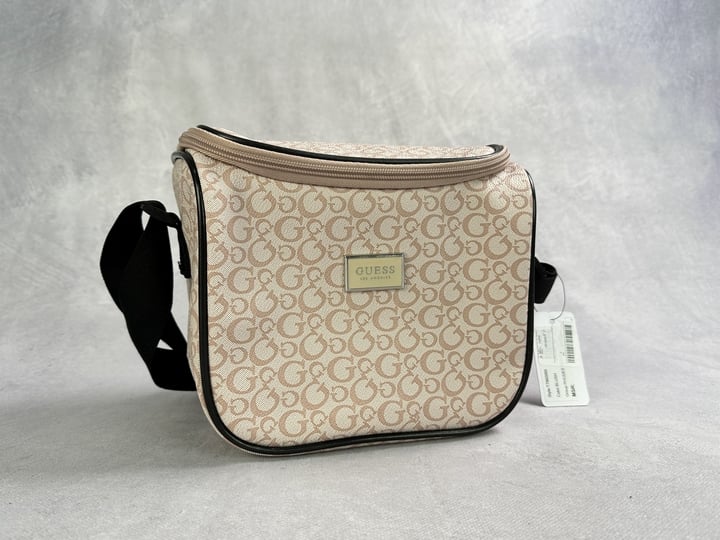 Guess Monogram Cool/Lunch Bag With Tag - 21x18x14cm Approx  (VAT ONLY PAYABLE ON BUYERS PREMIUM) (MPSE54351720)(JAAP37)