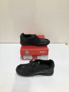 KICKERS FRAGMA LACE 4 EYE BLACK SHOES - SIZE 2 & BOX OF DESIGNER SHOES VARIOUS SIZES (UNPAIRED)