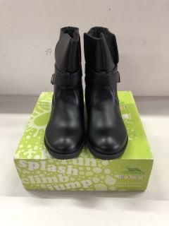 TRESPASS KIDS LOUIZA FEMALE BOOT SIZE: UK 2 (VAT ONLY PAYABLE ON BUYERS PREMIUM) (BAAP40)