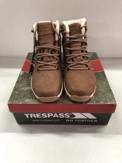 TRESPASS BLAIR LIGHT BROWN FEMALE BOOT SIZE: UK 8 RRP: £83.99 (VAT ONLY PAYABLE ON BUYERS PREMIUM) (BAAP45)