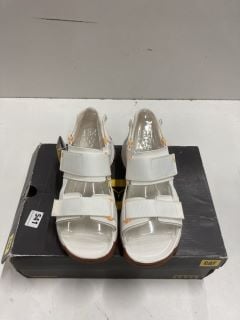 CAT SANDAL STAR WHITE ETOILE BALANCHE UK SIZE: 10 (BA AP 124)