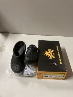 3 X FOOTWEAR INC CROCS SIZE: UK 7