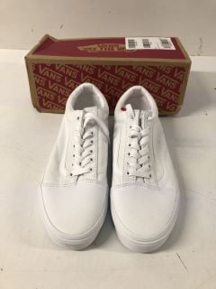 PAIR OF VANS OLD SKOOL TRUE WHITE TRAINERS - SIZE UK 8