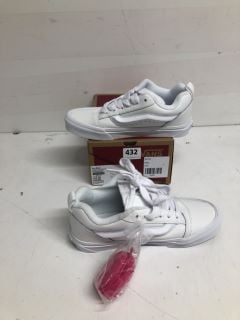 PAIR OF VANS KNU SKOOL TRAINERS IN LEATHER TRUE WHITE - SIZE UK 4