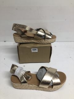 PAIR OF GOLD LEATHER LOOK 2 PART FLATFORM ESPADRILLS - SIZE 6