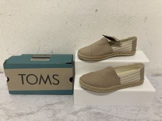 TOMS ALPARGATA ROPE CANVAS SHOES SIZE: 5