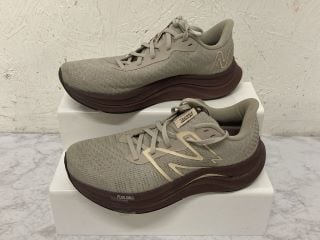 NEW BALANCE FUEL CELL PROPEL TRAINERS SIZE: 6