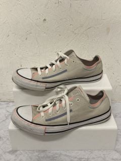 CONVERSE ALL-STAR TRAINERS SIZE: 8