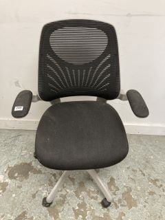 BLACK SWIVEL OFFICE CHAIR