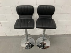 2 X FLASH FURNITURE SAMANTHA BAR STOOL, CONTEMPORARY, BLACK VINYL, HEIGHT ADJUSTABLE, WITH VERTICAL SEAMS ON THE BACK AND CHROME BASE P.V.P. 177,16€ (88,58€ P.V.P. UNIT).