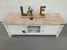 2 X HOMEWARES INCLUDING TV CABINET IN FIR WOOD AND MDF WHITE COLOUR - LENGTH 120 X DEPTH 40 X HEIGHT 45 CM (ONE LEG BROKEN).