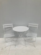 SET OF TABLE AND 2 GARDEN CHAIRS SIRA WITH WHITE CURVED STEEL SLATS. SET OF 2 SLATTED FOLDING CHAIRS AND TABLE IN WHITE LACQUERED METAL FOR GARDEN, TERRACE, BALCONY AND OUTDOOR USE.