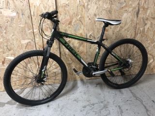 TREK THREE SERIES 3500 BIKE (BLACK AND GREEN) - MPSS3341901 (VAT ONLY PAYABLE ON BUYERS PREMIUM)