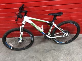 TREK WHITE MOUNTAIN BIKE (VAT ONLY PAYABLE ON BUYERS PREMIUM)