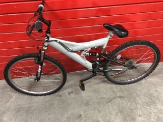 WHITE BIKE (DAMAGED SEAT) (VAT ONLY PAYABLE ON BUYERS PREMIUM)