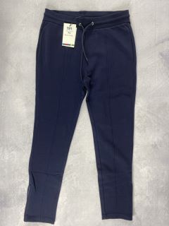 PAUL SMITH MEN'S JOGGER. SIZE: S, MADE FROM: 100 COTTON   320GRM KNITTED PIECE DYED. RRP: £80