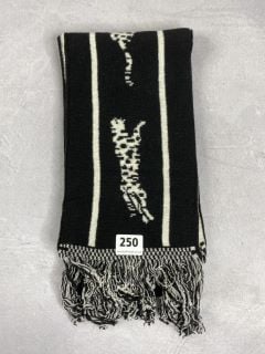 PAUL SMITH MEN'S SCARF CHEETAH FBALL. MADE FROM: 40 WOOL 25 VISCOSE 25 POLYAMIDE 10 CASHMERE KNITTED. RRP: £75