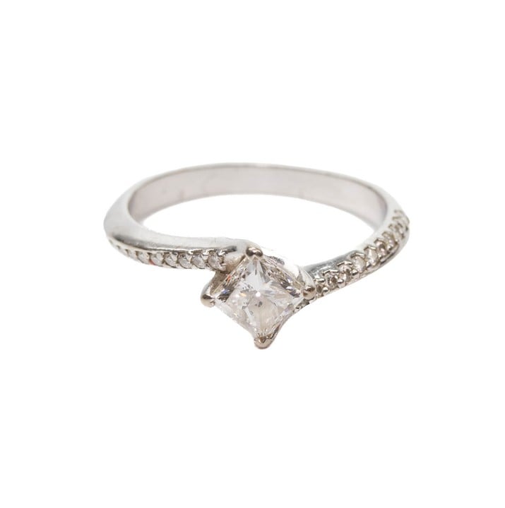 18ct White Gold Natural Diamond Princess-cut with Diamond Pavé Shoulders Ring, Size K, 2.5g.  Auction Guide: £200-£300 (VAT Only Payable on Buyers Premium)