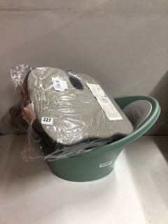 3 X ITEMS INC PLASTIC BUCKET