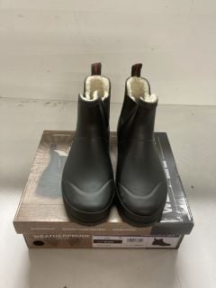 PAIR OF WEATHERPROOF WOMEN'S ANKLE BOOTS - SIZE UK 6