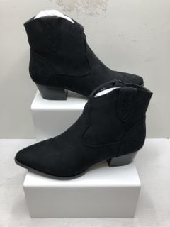 QTY OF ITEMS INC WOMENS ANKLE BOOTS