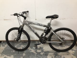 SILVER HYDRON X VERTICAL TRIPLE PUSH BIKE (X719792)