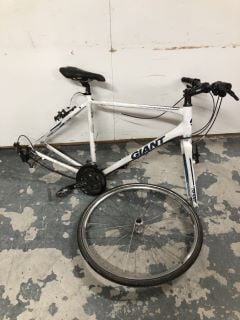 WHITE GIANT ESCAPE BIKE (MISSING REAR WHEEL) (MPSS33411916)