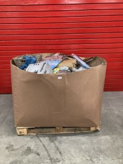 PALLET OF ITEMS INC CLOTHING