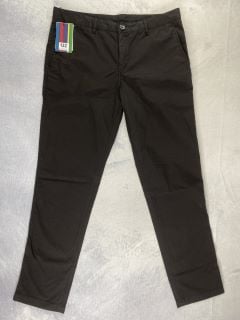 PAUL SMITH MEN'S MID FIT STICTHED CHINO. SIZE: 34, MADE FROM: 97% COTTON 3% ELASTANE. RRP: £135