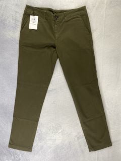 PAUL SMITH MEN'S TAPERED FIT CHINO. SIZE: 32, MADE FROM: 99% COTTON 1% ELASTANE. RRP: £155