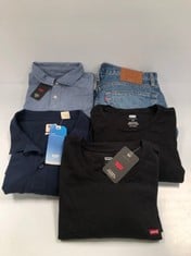 5 X LEVIS GARMENTS VARIOUS MODELS AND SIZES INCLUDING BLUE SHIRT M - LOCATION 46A.