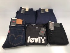 5 X LEVIS GARMENTS VARIOUS MODELS AND SIZES INCLUDING BLACK T-SHIRT S - LOCATION 46A.