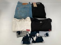 5 X LEVIS CLOTHING VARIOUS MODELS AND SIZES INCLUDING WHITE T-SHIRT SIZE M - LOCATION 5B.